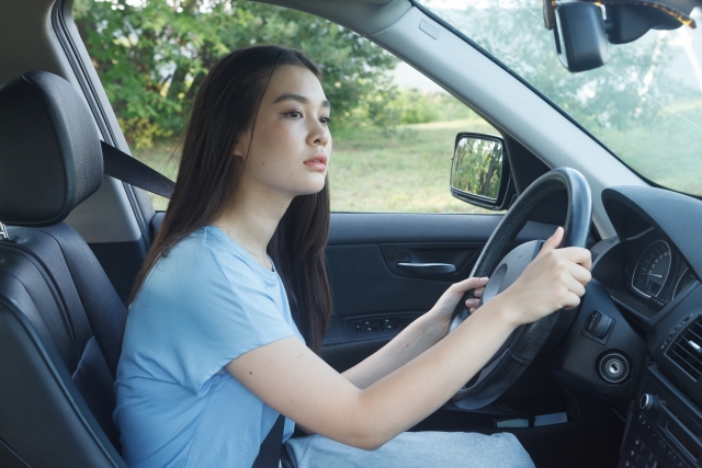 運転中の姿勢の悪さも発症の原因になります