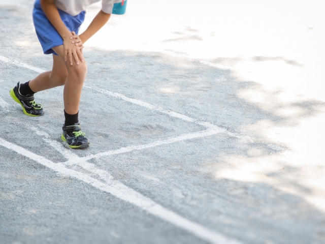 膝の痛みでスポーツに集中できず悩む男子